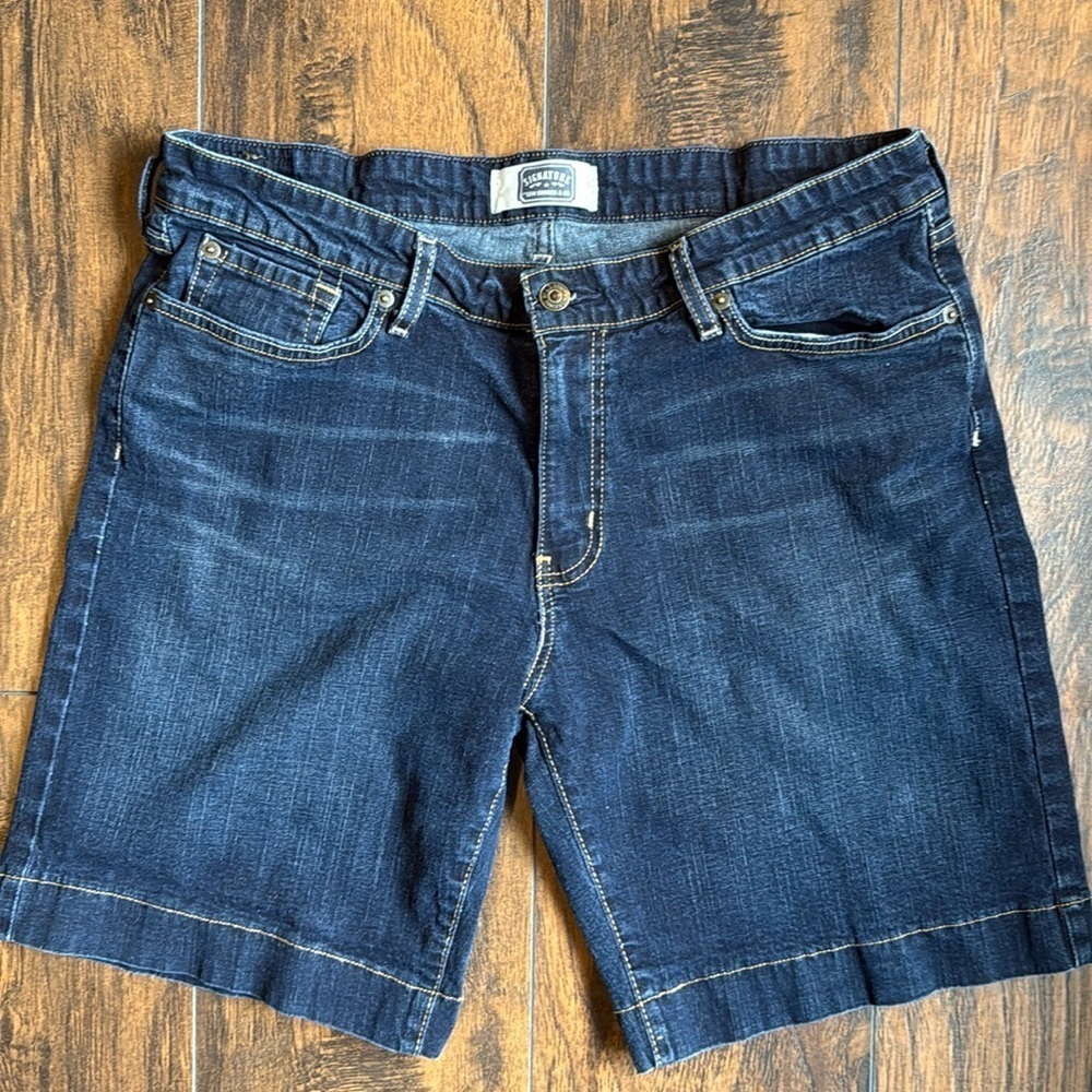 Signature Levi Strauss shorts, denim, Bermuda length, sz 14, like new (D9)